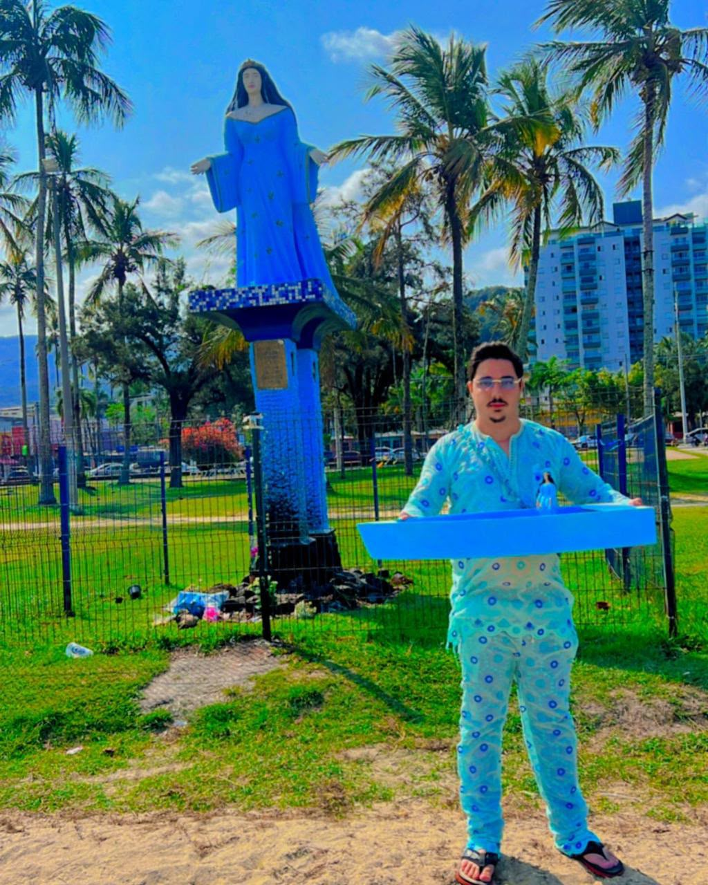 Pai Santanna em local aberto com imagem religiosa