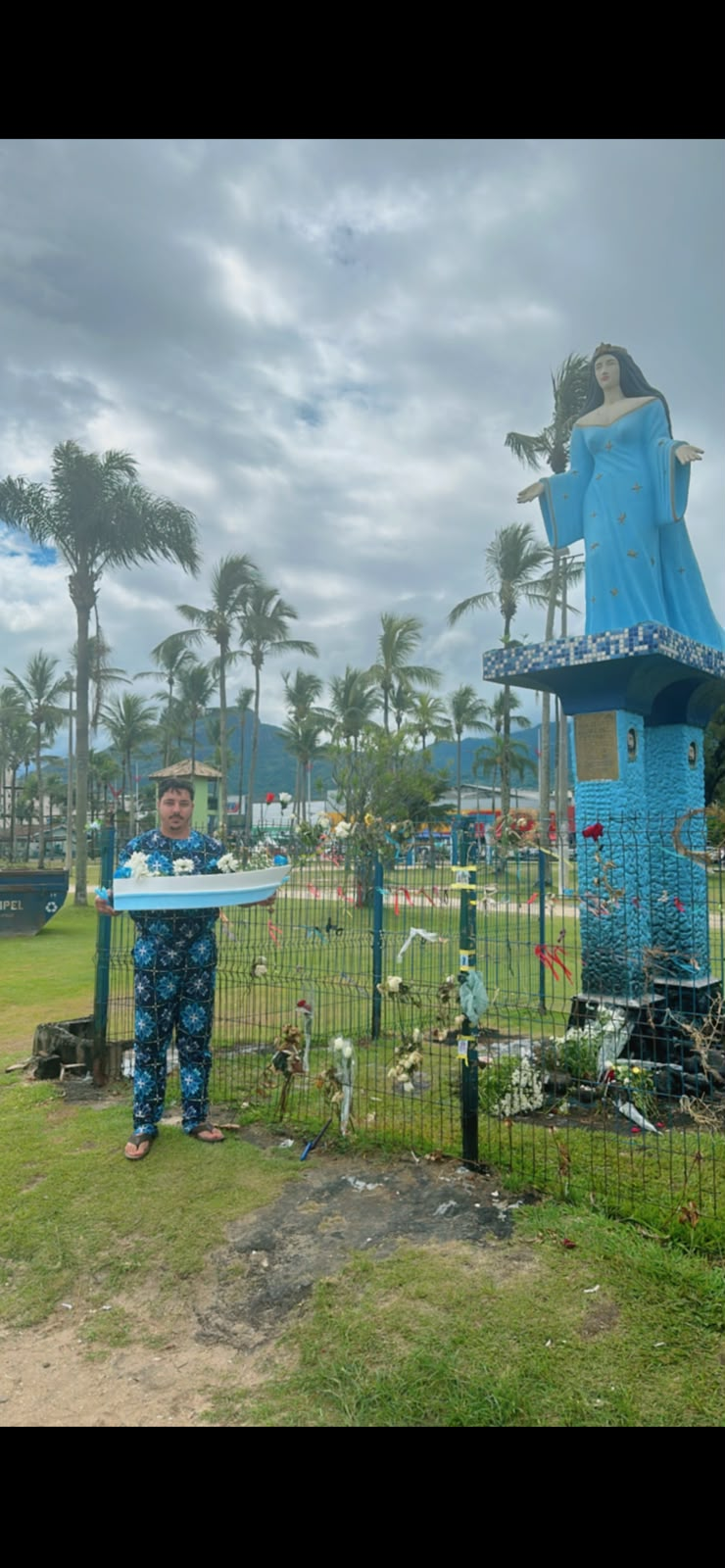 Pai Santanna em oferenda diante de imagem religiosa